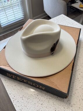 Stetson Men’s Cream Felt Ranch Hat with Feather Trim